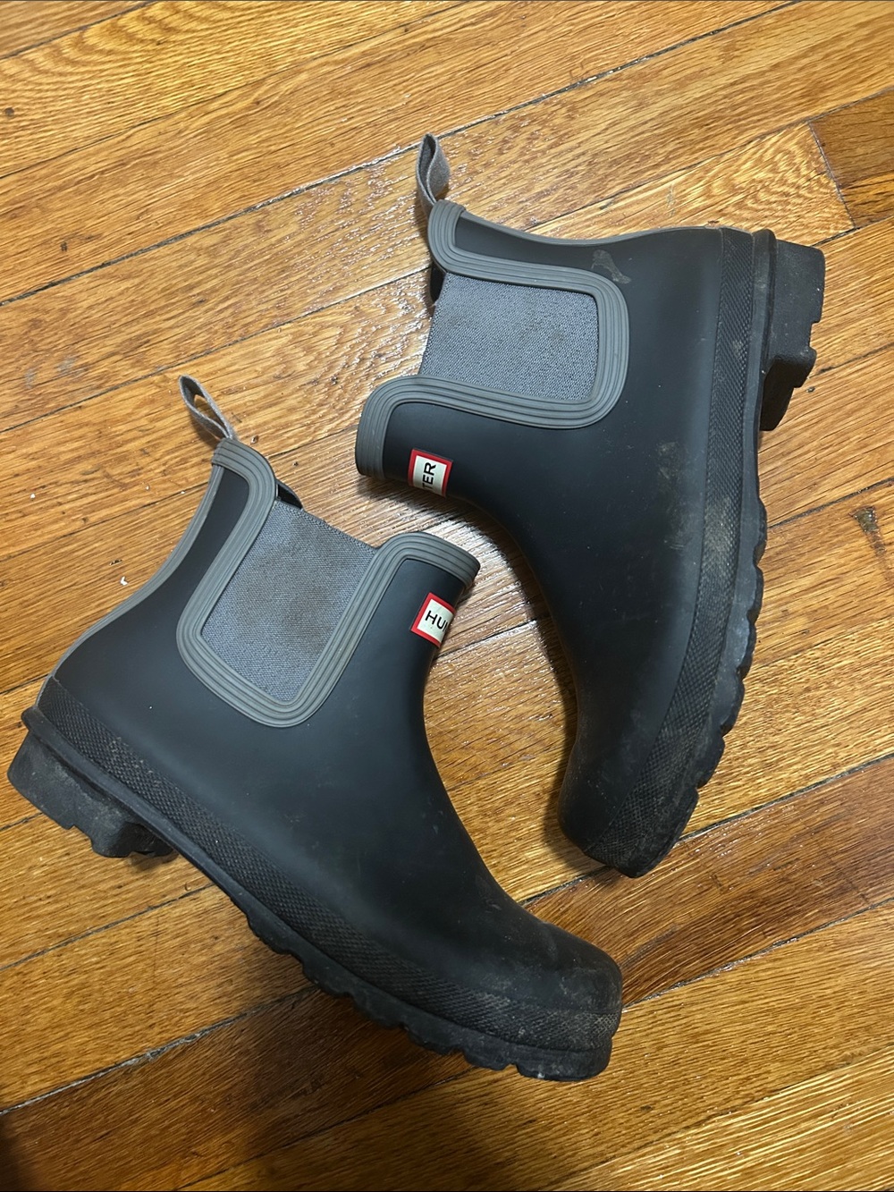 Hunter womans Chelsea Rain Boots in Black and Gray
